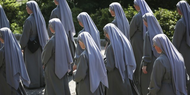 Intention de prière pour nos Frères et Soeurs religieux consacrés Web3-sisters-nuns-church-woman