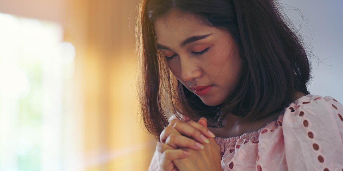 WOMAN,PRAYING