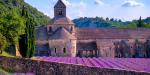 Quelle est la différence entre une abbaye, un monastère et un couvent ?