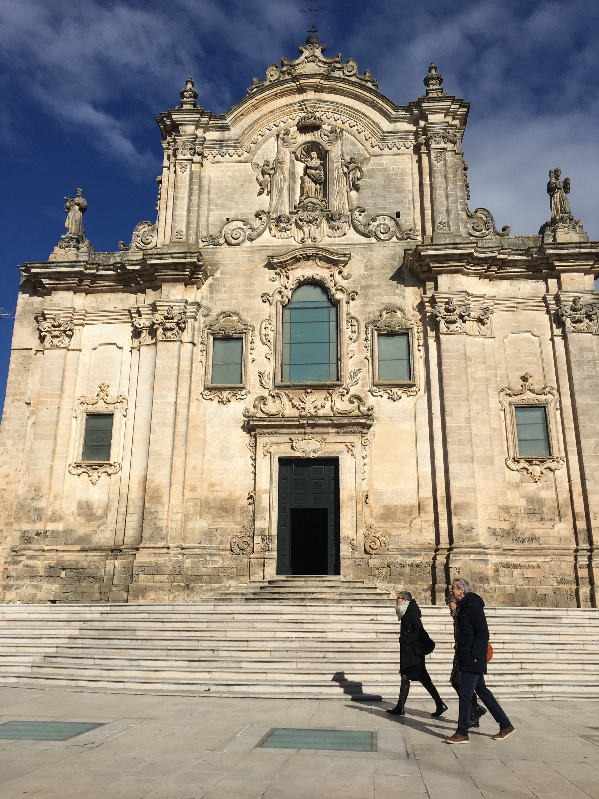 l_église_saint_françois_d_assise_renferme_la_statue_de_santa_bruna,_la_patrone_de_la_ville_(c_b_divry)