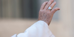 L&#8217;anneau du pêcheur, symbole des filets jetés pour &#8220;conquérir les hommes au Christ&#8221;