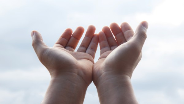 mains; charité, donner, don