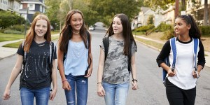 Faut-il se mêler des amitiés de son ado ?