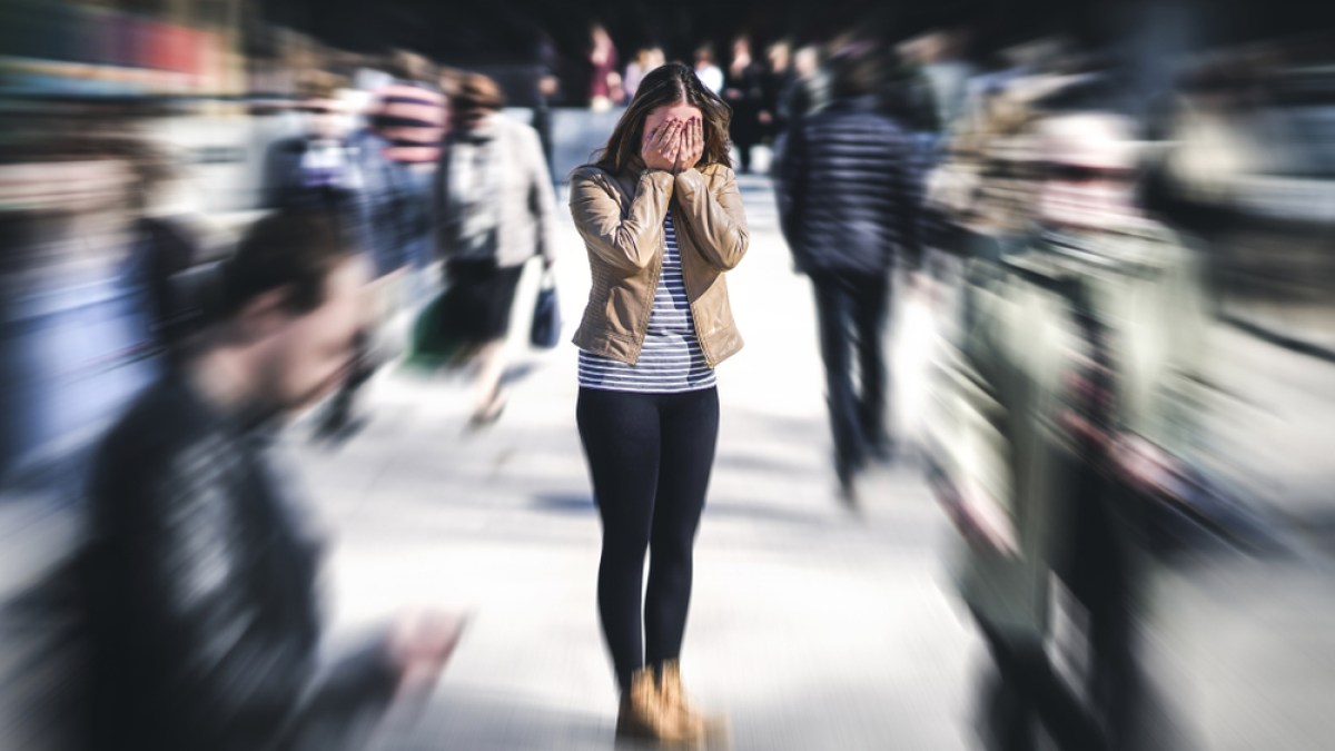 Femme au milieu foule
