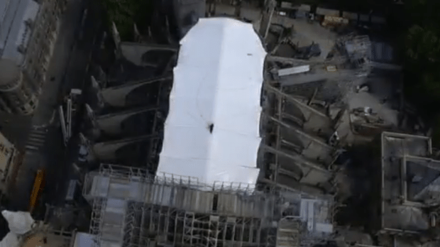 Bâche de protection de Notre-Dame de Paris