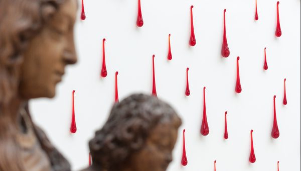 Du sang et des larmes, une oeuvre d'Hélène Mugot (2004) voisine avec une Vierge à l'Enfant du XVIIe siècle.