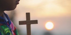 Devant le Christ en croix, la prière qui protège de tous les malheurs