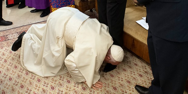 Le souverain pontife s’est agenouillé le 11 avril 2019 devant des leaders sud-soudanais pour leur embrasser les pieds, les suppliant de réconcilier leur peuple.