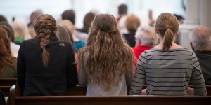 La justice et l’Église contre la pédophilie Web3-teens-woman-girl-church-pray-pew-kneel-jeffrey-bruno