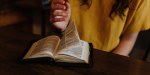 Dziewczyna czyta Pismo Świete