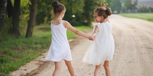 Les six raisons qui expliquent pourquoi les amis d’enfance sont si précieux