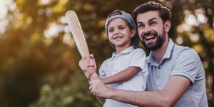 Vous vivez loin de votre filleul ? Voici comment remplir votre rôle de parrain ou marraine