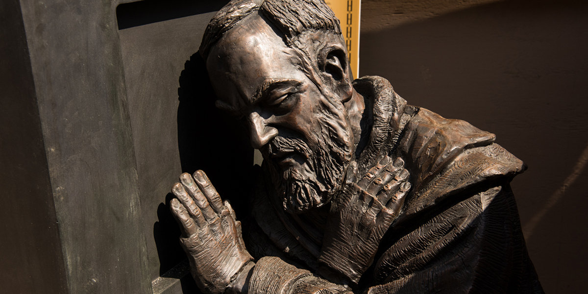 La puissante prière de guérison de Padre Pio Web3-padre-pio-new-york-sculpture-statue-soho-patricks-new-york-city-mulberry-jeffrey-bruno-aleteia26