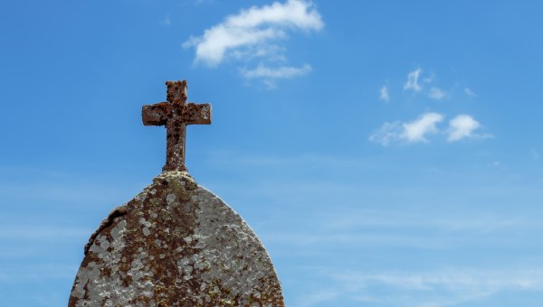 Kopuła z krzyżem na tle nieba