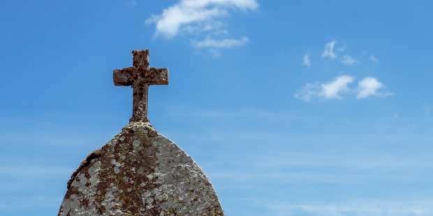 Kopuła z krzyżem na tle nieba