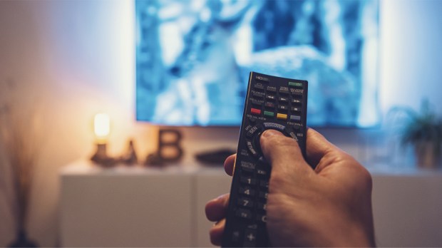 WEB2 &#8211; man Watching movie and using remote control &#8211; shutterstock_731073736.jpg