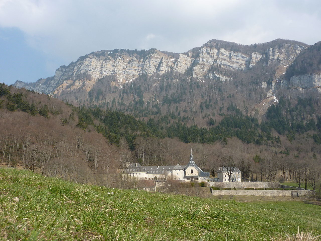 1280px-fr_voreppe_abbaye_de_chalais_at_spring.jpg