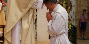 Il quitte une brillante carrière de baryton pour devenir prêtre en Bretagne