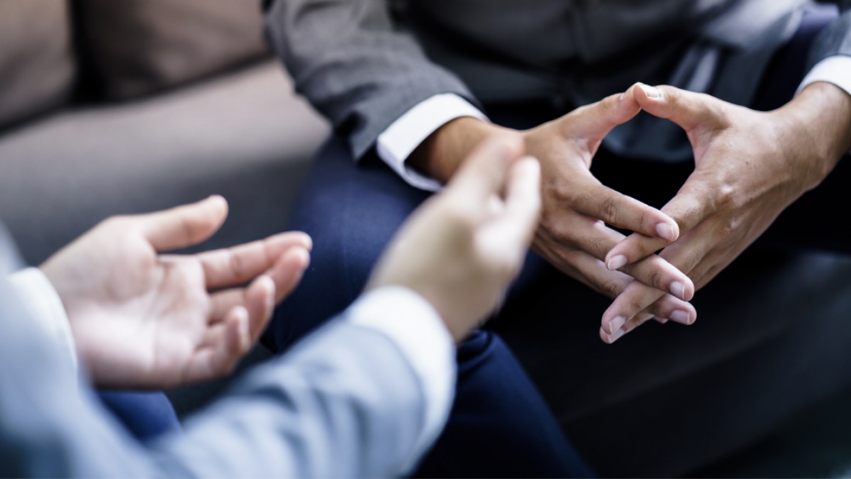 WEB 2 – Business People Talking Discussing Concept  – shutterstock_548871208.jpg