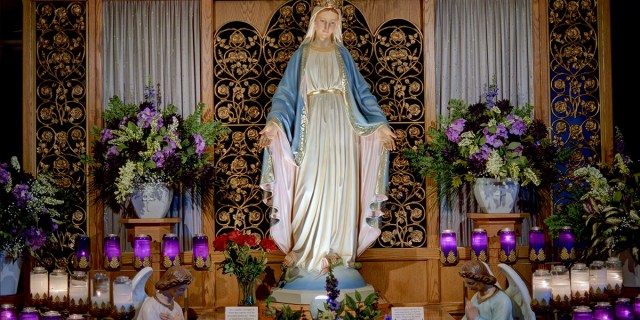 Le jour où la Vierge est apparue aux États-Unis Web3-our-lady-of-good-help-shrine-wisconsin-shutterstock_130463081