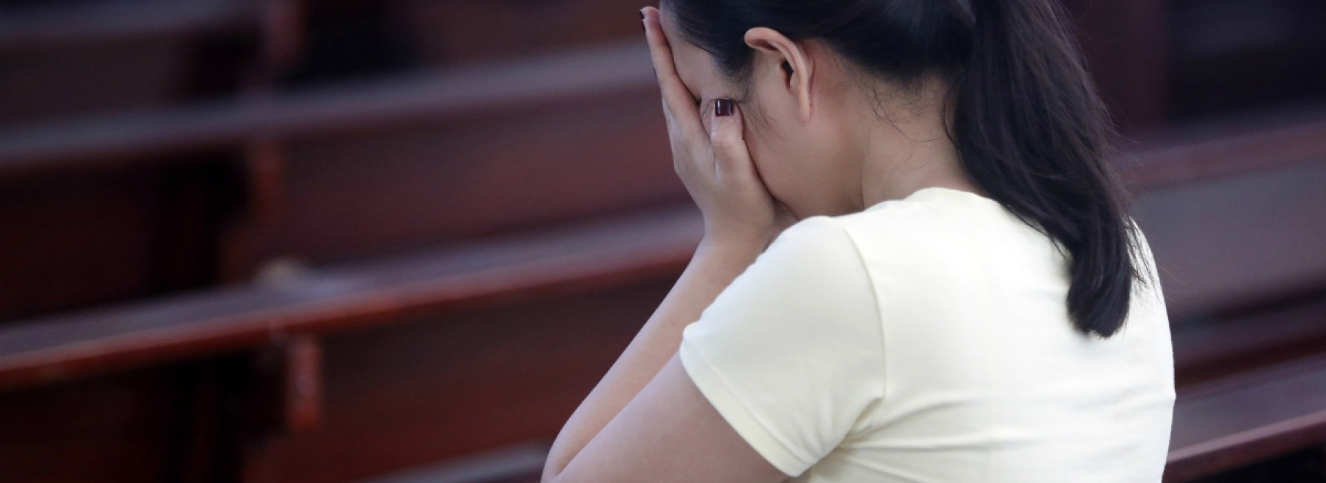 woman-praying-in-church-godong.jpg