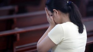woman-praying-in-church-godong.jpg