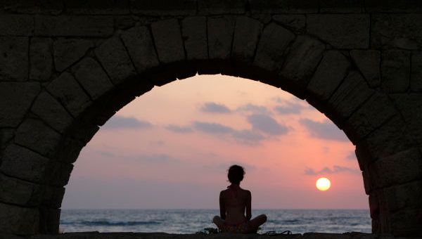 Fille dans l'aqueduc romain de Césarée