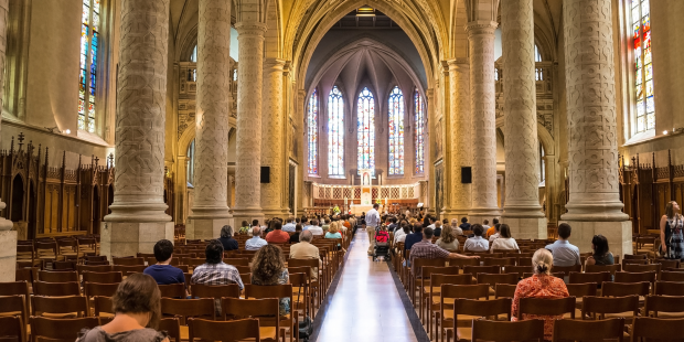 fidèles dans une église