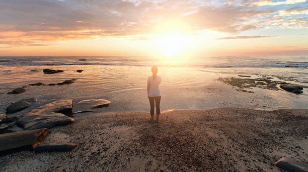 Le Ciel : Ultime récompense du chrétien ! Imaginez sa beauté ! - Page 10 Web3-ocean-water-sea-woman-wonder-sunshine-sunset-beauty-nature-outdoor-unsplash