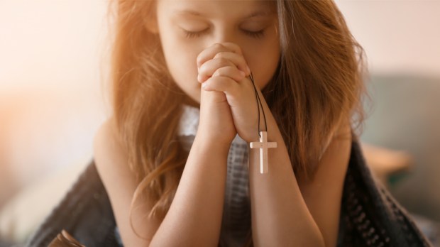 Petite fille en train de prier