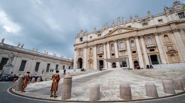 amgaoct3019-pope-francis-audience-antoine-mekary-am_3940.jpg