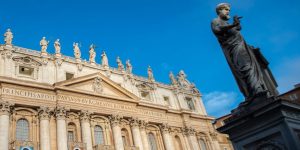 Le pape François, recordman des canonisations