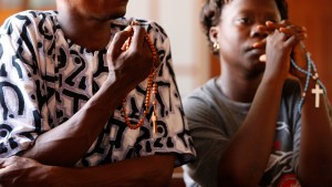 Couple africain priant le rosaire.