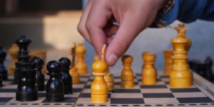 Excommunié puis sanctifié : petite histoire spirituelle du jeu d’échecs