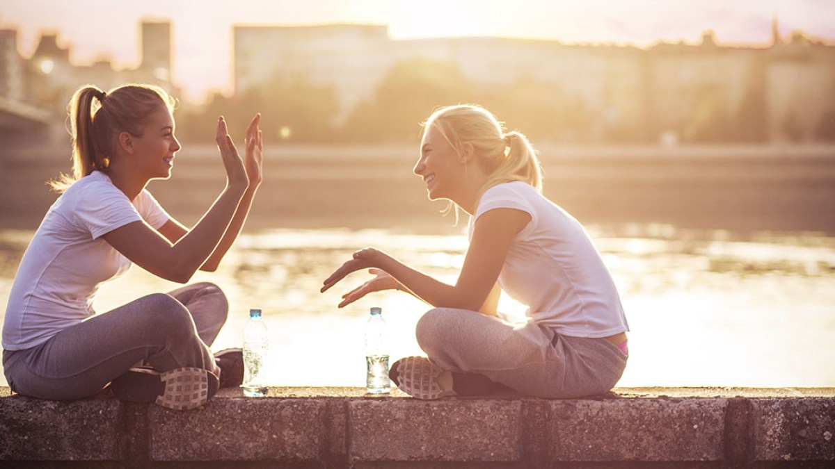 web3-friends-women-talking-fun-shutterstock_318998291-por-milica-nistoran.jpg