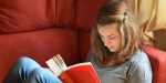 Jeune fille lit un livre