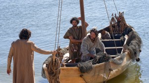 Ruiné par son précédent film, il réalise une série à gros budget sur Jésus grâce à des dons