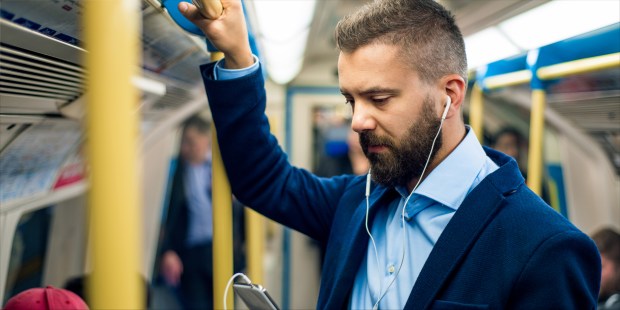 Homme dans le métro