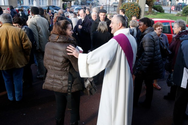 Prêtre à la sortie de la messe