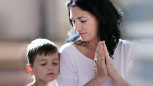 WEB-PRAYER-MOTHER-CHILD-SLEEP-shutterstock_311714897-Halfpoint-AI