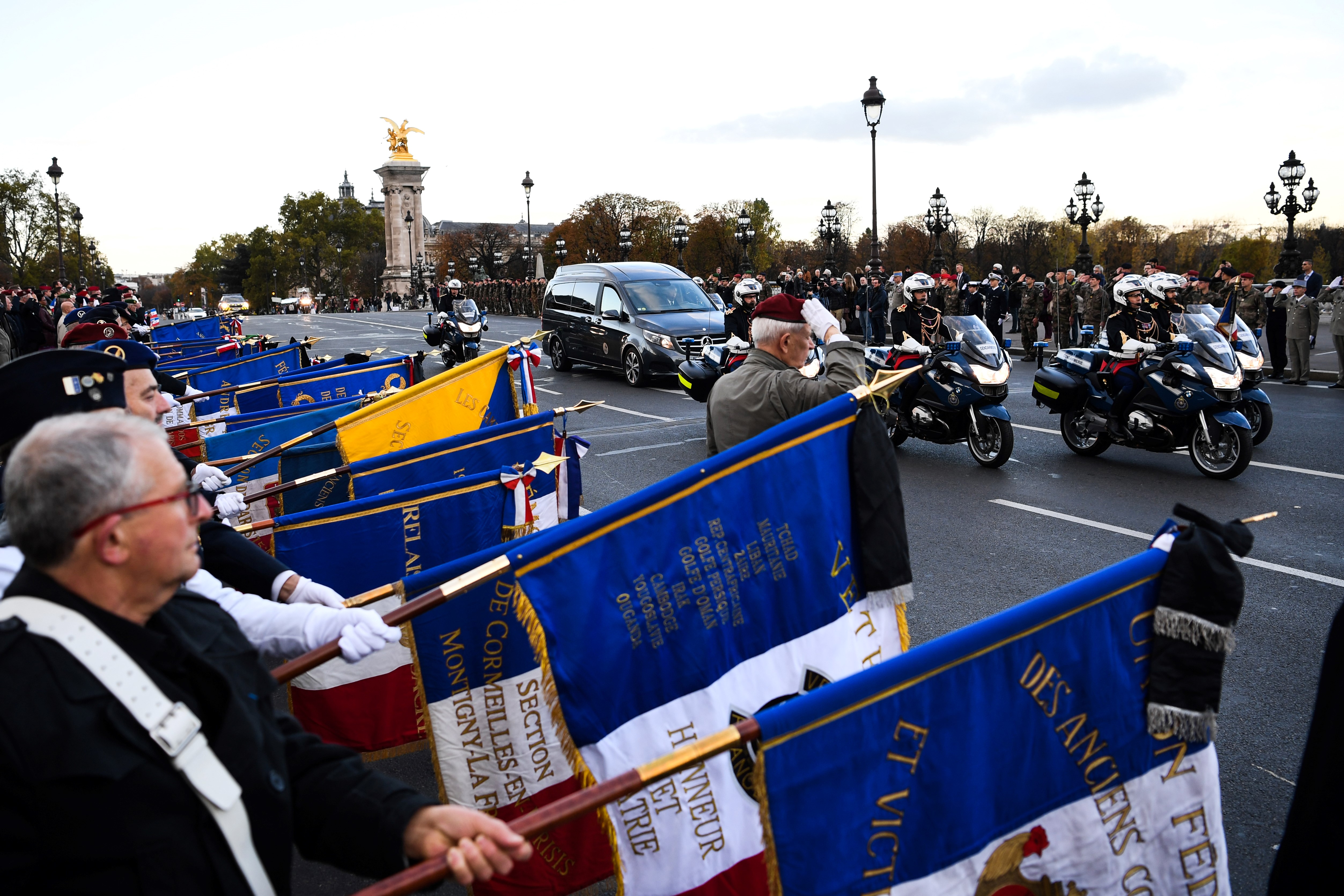web2-hommage-soldier-invalides-afp-000_1m06w7.jpg