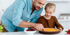 Cuisiner avec son enfant : astuces pour en faire un moment de qualité