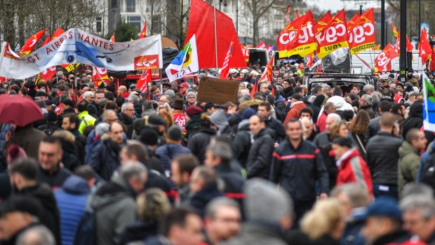 WEB2-RETRAITES-MANIFESTATION-AFP-000_1n48a9.jpg