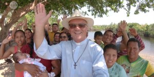 Père Pedro sillonne l’Amazonie en bateau au service des peuples indigènes