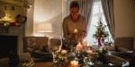 Femme chic préparant sa table de Noël