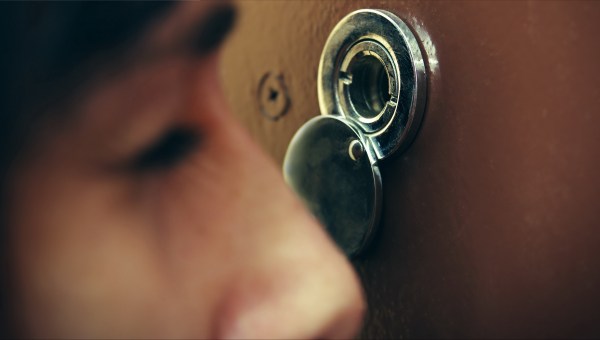 Regarder par la porte