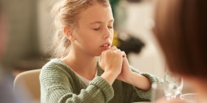 Pourquoi fait-on un bénédicité avant de passer à table ?