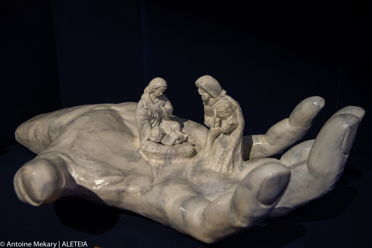 Crèche statue dans la main