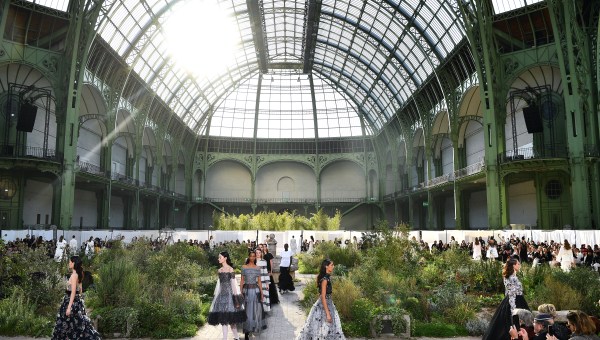 WEB2-CHANEL-GRAND PALAIS-AFP-000_1o29rr.jpg