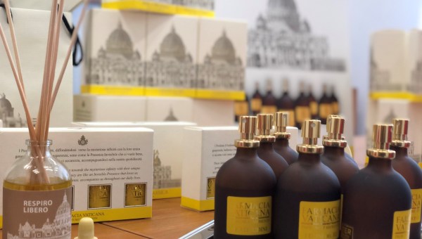 Les produits bien-être fabriqués par la pharmacie du Vatican sont désormais commercialisés en France.